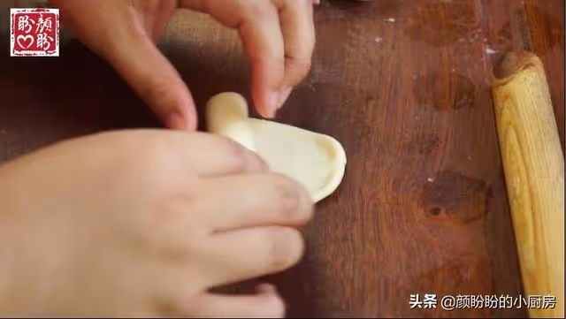 古早綠豆酥,外皮酥脆,內餡軟綿香甜,做法也很簡單!