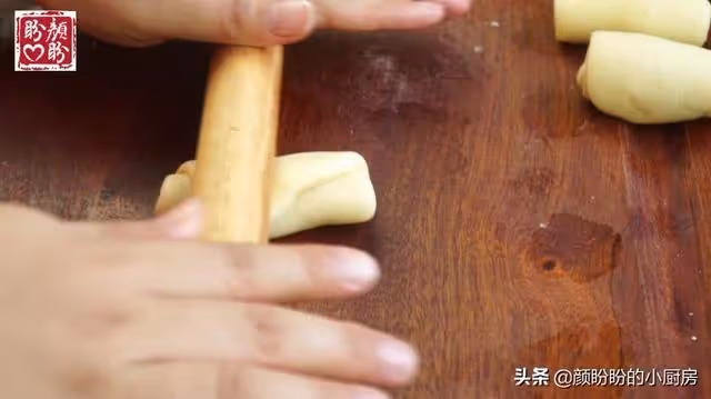 古早綠豆酥,外皮酥脆,內餡軟綿香甜,做法也很簡單!