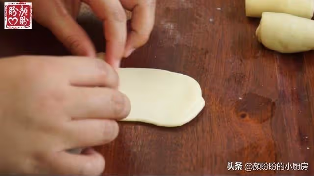 古早綠豆酥,外皮酥脆,內餡軟綿香甜,做法也很簡單!