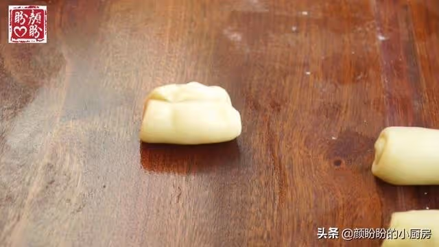 古早綠豆酥,外皮酥脆,內餡軟綿香甜,做法也很簡單!