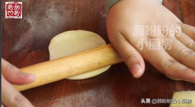 古早綠豆酥,外皮酥脆,內餡軟綿香甜,做法也很簡單!