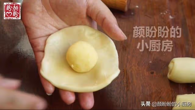 古早綠豆酥,外皮酥脆,內餡軟綿香甜,做法也很簡單!