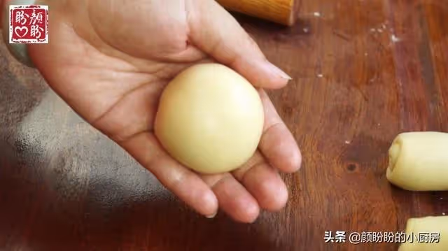 古早綠豆酥,外皮酥脆,內餡軟綿香甜,做法也很簡單!