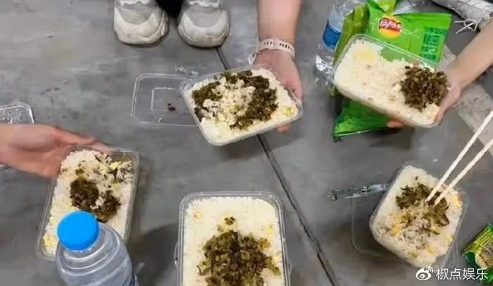 門票上億收入，卻給志願者吃米飯榨菜，五月天吃相難看，被罵上熱搜