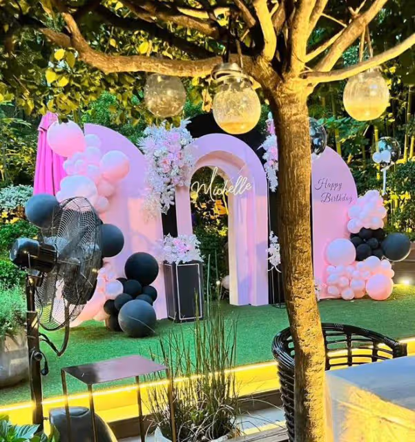 陳曉為老婆辦生日會，一家三口罕見同框，場面浪漫宛如求婚現場