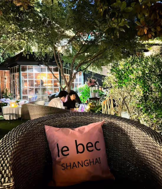 陳曉為老婆辦生日會，一家三口罕見同框，場面浪漫宛如求婚現場