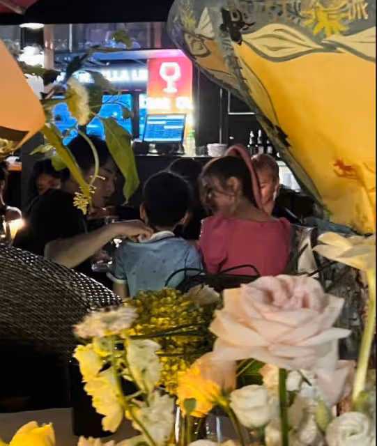 陳曉為老婆辦生日會，一家三口罕見同框，場面浪漫宛如求婚現場