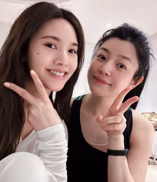 陳曉為老婆辦生日會，一家三口罕見同框，場面浪漫宛如求婚現場