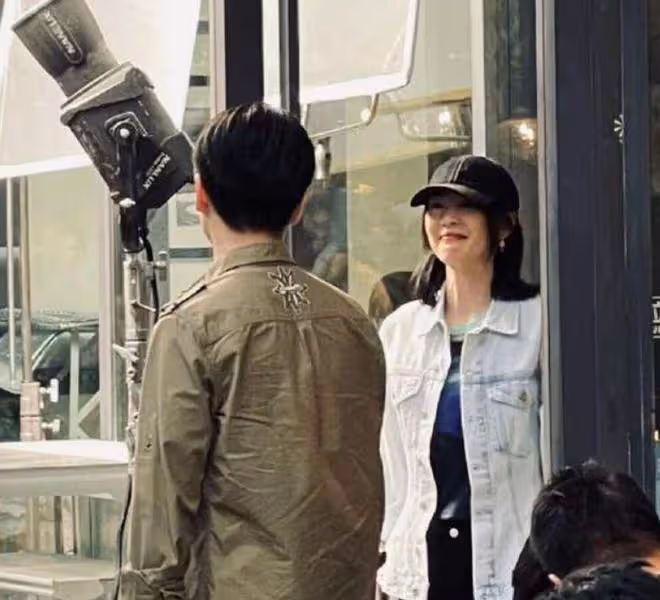 陳曉為老婆辦生日會，一家三口罕見同框，場面浪漫宛如求婚現場