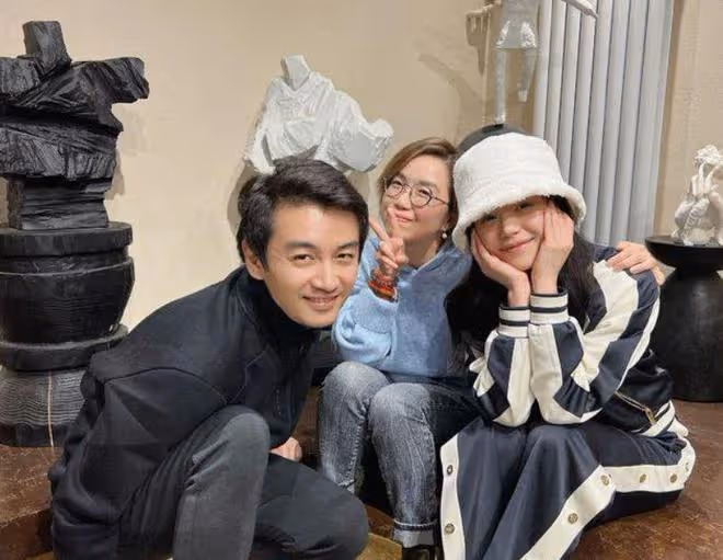 陳曉為老婆辦生日會，一家三口罕見同框，場面浪漫宛如求婚現場