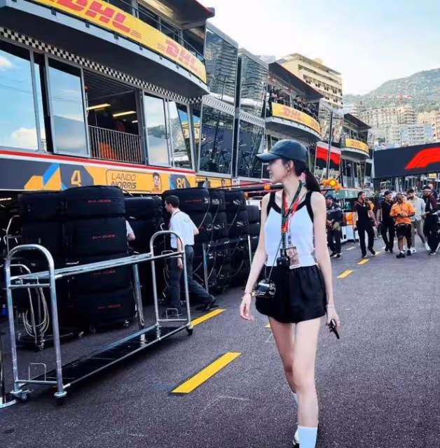 林志穎陳若儀看F1大賽，小志近照滄桑認不出，與老婆同框暴露身高