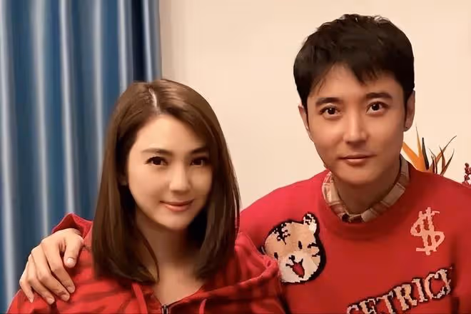 張丹峰洪欣合體直播,互相投喂秀恩愛,評論區儘是嘲諷:不再同情