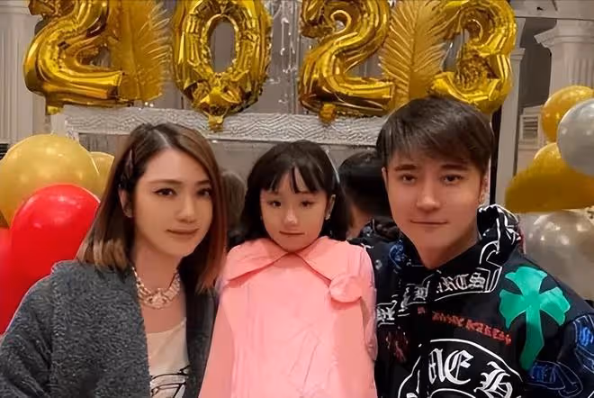 張丹峰洪欣合體直播,互相投喂秀恩愛,評論區儘是嘲諷:不再同情