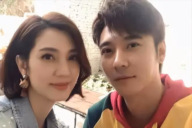 張丹峰洪欣合體直播,互相投喂秀恩愛,評論區儘是嘲諷:不再同情