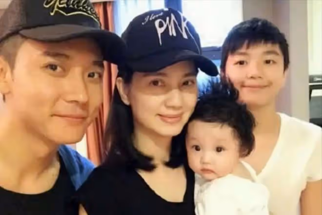 張丹峰洪欣合體直播,互相投喂秀恩愛,評論區儘是嘲諷:不再同情