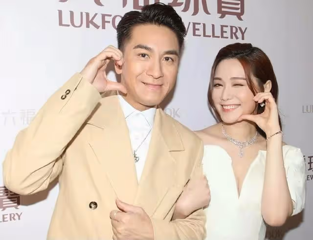 TVB知名金童玉女預演婚禮,首次以情侶檔撈金,獲贈龍鳳鐲一對