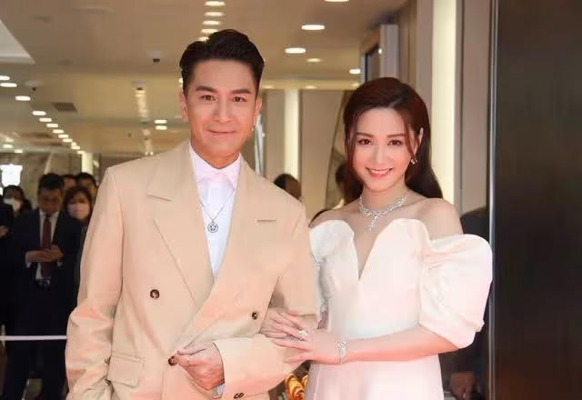 TVB知名金童玉女預演婚禮,首次以情侶檔撈金,獲贈龍鳳鐲一對