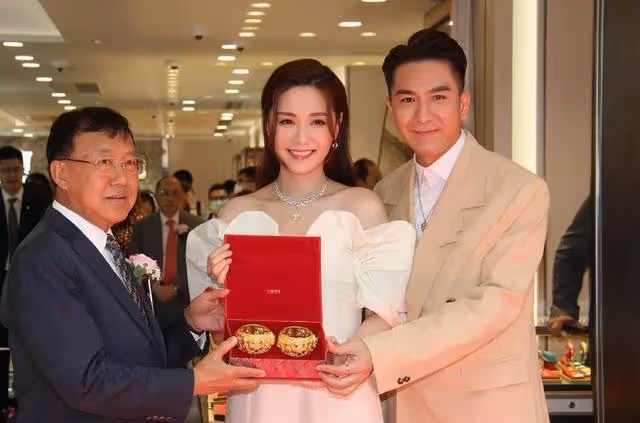TVB知名金童玉女預演婚禮,首次以情侶檔撈金,獲贈龍鳳鐲一對