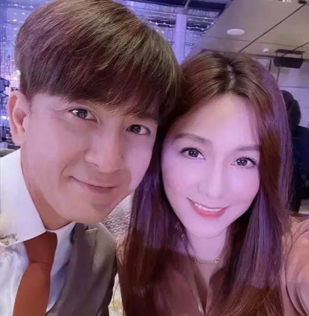 TVB知名金童玉女預演婚禮,首次以情侶檔撈金,獲贈龍鳳鐲一對