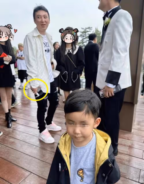 王思聰KTV玩耍照流出,女伴疑為孫一寧,素顏出鏡險些認不出