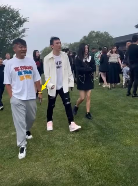 王思聰KTV玩耍照流出,女伴疑為孫一寧,素顏出鏡險些認不出