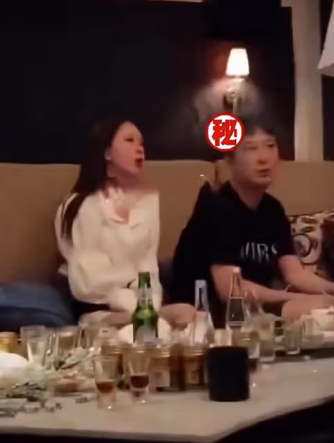 王思聰KTV玩耍照流出,女伴疑為孫一寧,素顏出鏡險些認不出