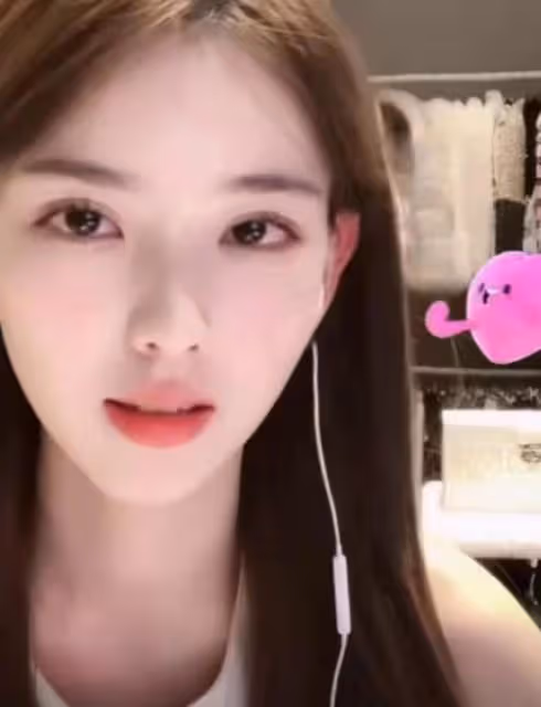 王思聰KTV玩耍照流出,女伴疑為孫一寧,素顏出鏡險些認不出