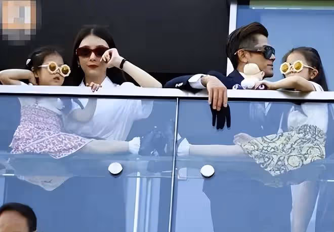 郭富城帶兩個女兒看賽馬,兩姐妹穿裙子在父親的懷裡撒嬌