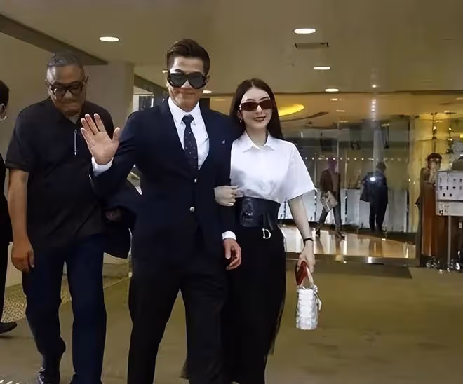 郭富城帶兩個女兒看賽馬,兩姐妹穿裙子在父親的懷裡撒嬌