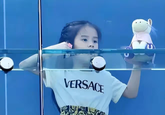 郭富城帶兩個女兒看賽馬,兩姐妹穿裙子在父親的懷裡撒嬌