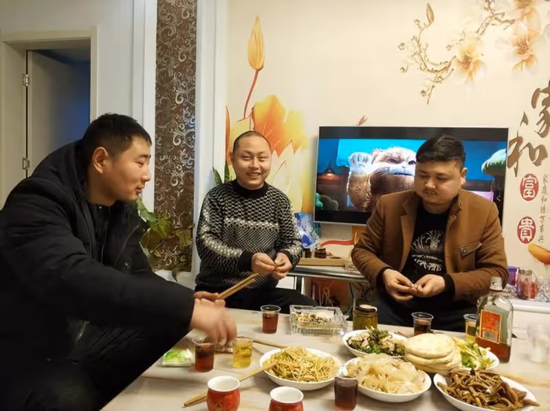 老同學落難!我收留他「包吃住4個月」走時卻一聲不吭 6年後我結婚「他的賀禮」令我淚流不止