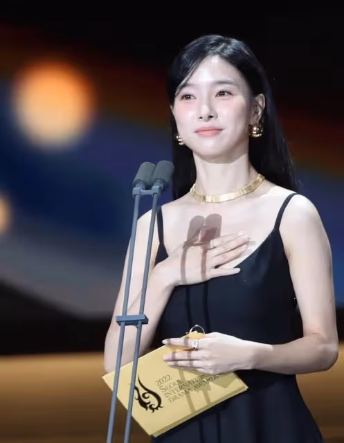 時隔兩月,他們再度傳出戀情,公司回應關係非常親近,但否認戀情