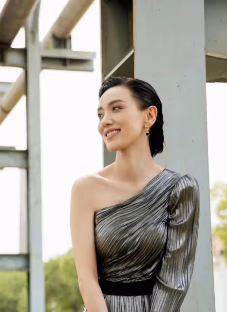 芭莎這一夜,劉愷威的現任女友終於暴露了她的野心,難怪楊冪沒去