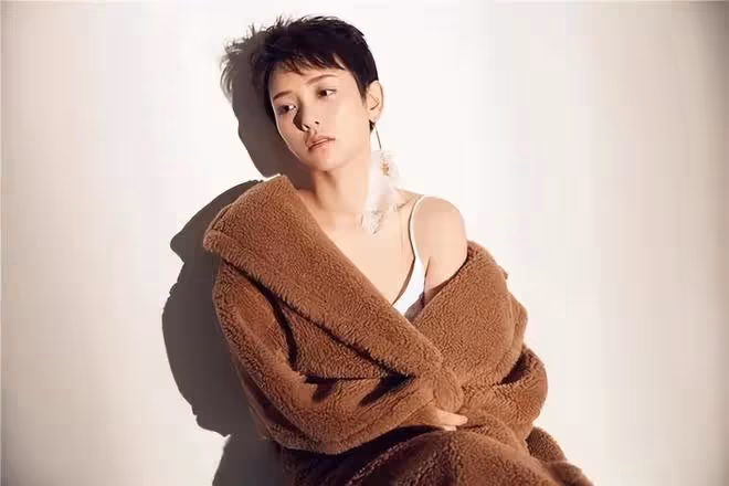 芭莎這一夜,劉愷威的現任女友終於暴露了她的野心,難怪楊冪沒去