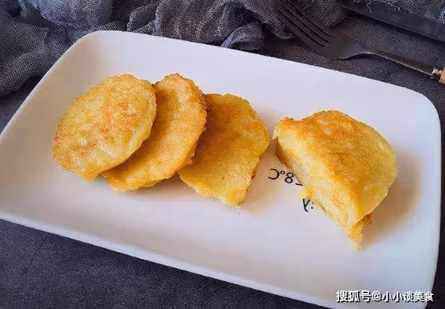 天冷,蘋果別直接吃了,加上2個雞蛋做餅,一次做10個,不夠吃~