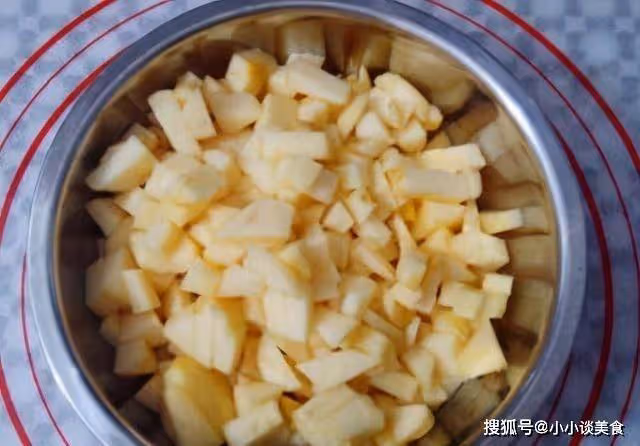 天冷,蘋果別直接吃了,加上2個雞蛋做餅,一次做10個,不夠吃~
