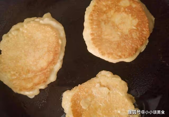 天冷,蘋果別直接吃了,加上2個雞蛋做餅,一次做10個,不夠吃~