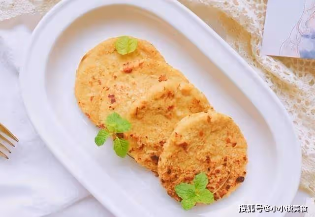 天冷,蘋果別直接吃了,加上2個雞蛋做餅,一次做10個,不夠吃~