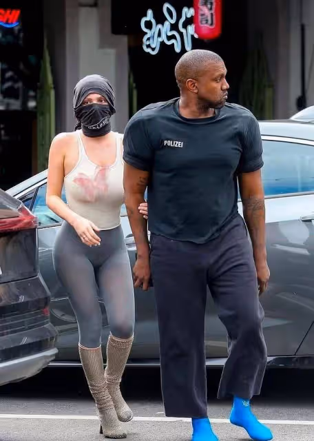 坎爺和新婚老婆約會又雷人!妻子腦袋包著像繃帶,坎爺放棄大膠鞋