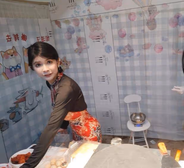 網紅「狗頭蘿莉」穿旗袍秀傲人身材,轉行賣煎餅果子做到手抽筋