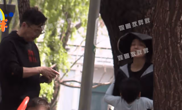 陸川一家四口兒童節逛樂園,胡蝶素顏判若兩人,7歲葫蘆虎頭虎腦