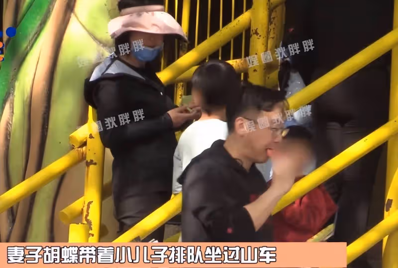 陸川一家四口兒童節逛樂園,胡蝶素顏判若兩人,7歲葫蘆虎頭虎腦