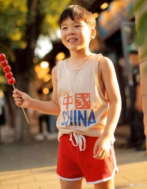 陸川一家四口兒童節逛樂園,胡蝶素顏判若兩人,7歲葫蘆虎頭虎腦
