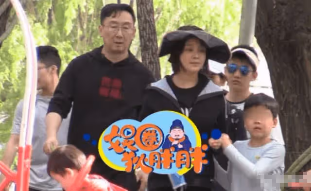 陸川一家四口兒童節逛樂園,胡蝶素顏判若兩人,7歲葫蘆虎頭虎腦