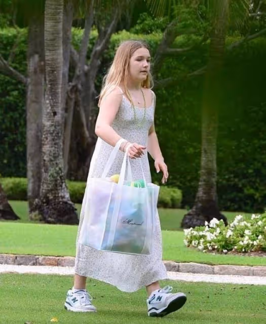 12歲小七終於穿上高跟鞋啦!穿花裙子腳踩白色厚底涼鞋,美成團寵