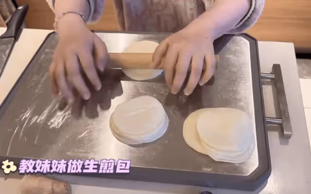馬蓉陪子女迎六一,手把手教子珊做生煎包,5000萬分手費足夠養老