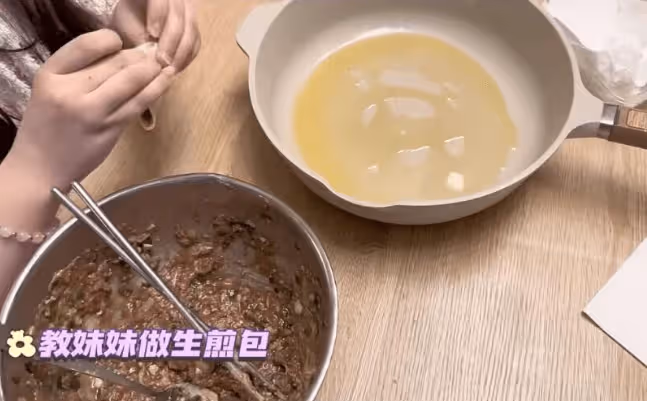 馬蓉陪子女迎六一,手把手教子珊做生煎包,5000萬分手費足夠養老