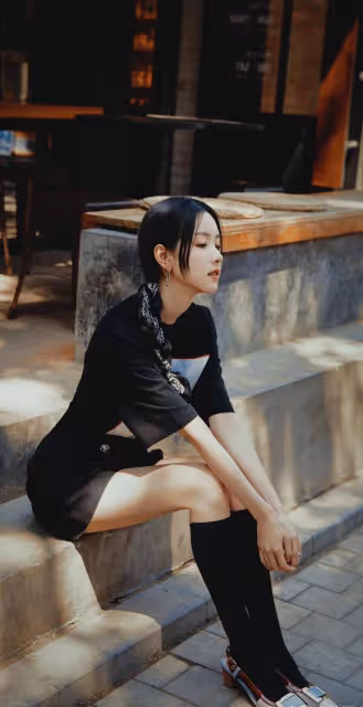 陳都靈黑色甜酷風,T恤短裙長筒襪,美腿吸睛