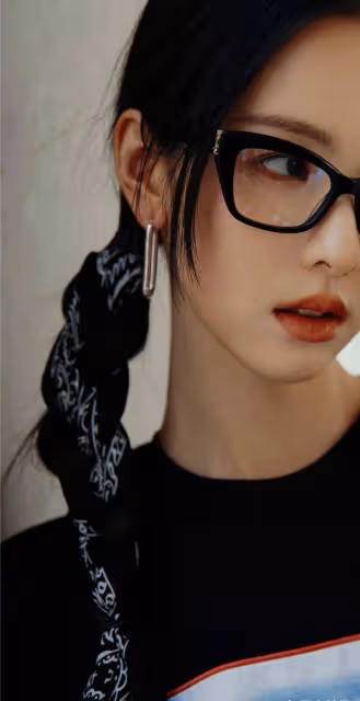 陳都靈黑色甜酷風,T恤短裙長筒襪,美腿吸睛