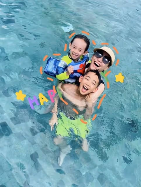 應采兒六一曬全家福,穿泳裝秀美腿,陳小春教小兒子游泳好有耐心